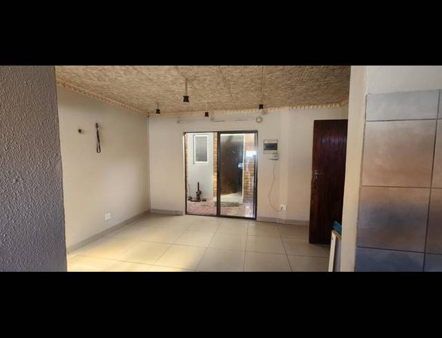 5 BEDROOM HOUSE FOR SALE IN DANVILLE EXT 5